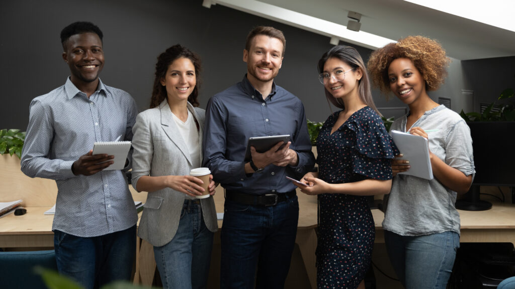 group,portrait,of,smiling,multiethnic,millennial,work,team,standing,together